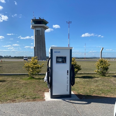 Öffentliche Ladestation für Elektrofahrzeuge im Freien mit CCS-Typen-2-CHAdeMO-Schnittstelle