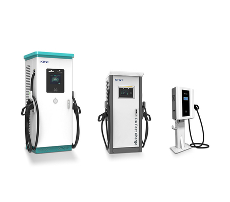 Öffentliche Ladestation für Elektrofahrzeuge im Freien mit CCS-Typen-2-CHAdeMO-Schnittstelle