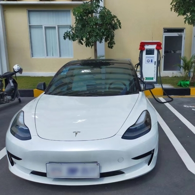 Öffentliche Ladestation für Elektrofahrzeuge im Freien mit CCS-Typen-2-CHAdeMO-Schnittstelle