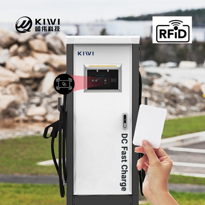 Öffentliche Ladestation für Elektrofahrzeuge im Freien mit CCS-Typen-2-CHAdeMO-Schnittstelle
