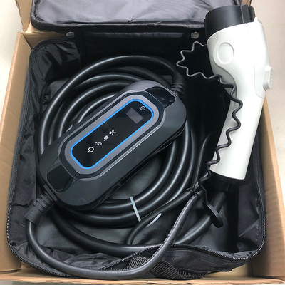 3.5KW Typ 2 EV Stecker IP67 Bordladegerät für Tesla Model 3 am Parkplatz des Einkaufszentrums